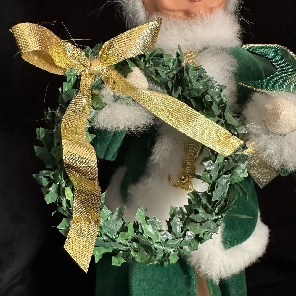 Byer’s‎ choice, 2006 Irish Saint Patrick caroler Victorian lady wreath presents - Picture 2 of 10